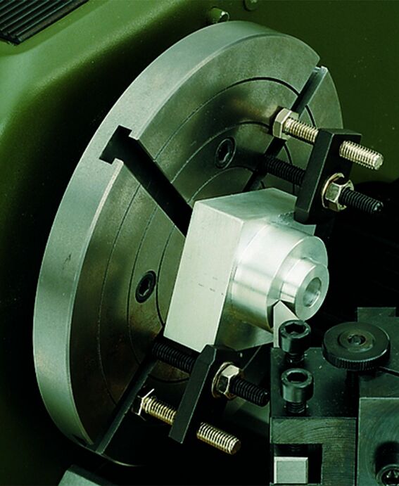 KANALLI VE BAĞLANTI KISKAÇLI TESVİYE TABLASI VE MENGENE DÜZENEĞİ